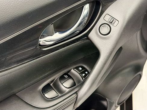 Used 2018 Nissan Rogue S FWD image 17
