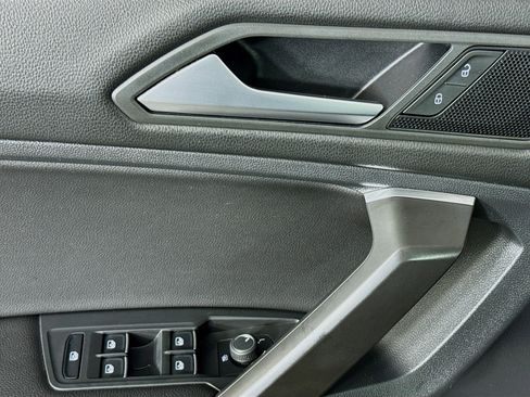 Used 2021 Volkswagen Tiguan SE w/ Panoramic Sunroof Package image 23