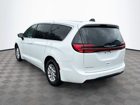 Used 2026 Chrysler Pacifica Select image 8
