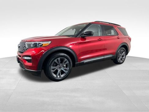 Used 2024 Ford Explorer XLT w/ Equipment Group 202A AWD/4WD image 2