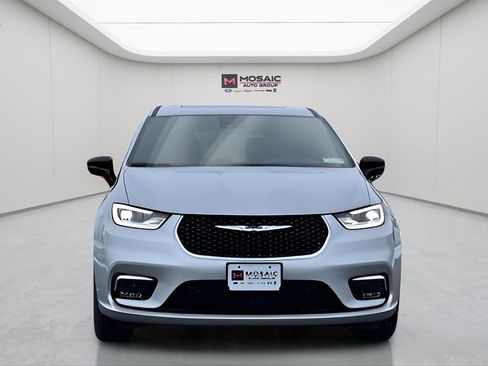 New 2026 Chrysler Pacifica Select image 2