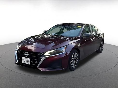 Used 2025 Nissan Altima 2.5 SV FWD image 2