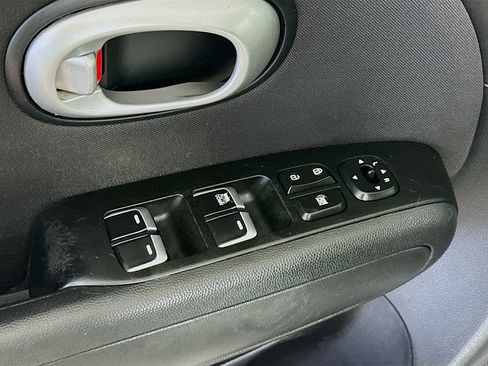Used 2018 Kia Soul FWD image 17