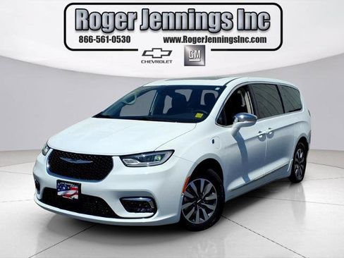 Used 2022 Chrysler Pacifica Limited FWD image 1