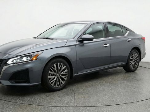Used 2025 Nissan Altima 2.5 SV FWD image 3