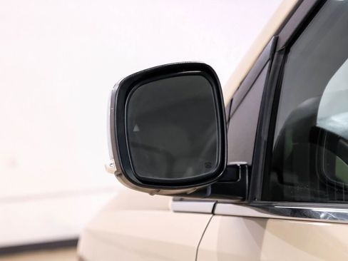 Used 2016 Chrysler Town & Country Touring-L FWD image 44
