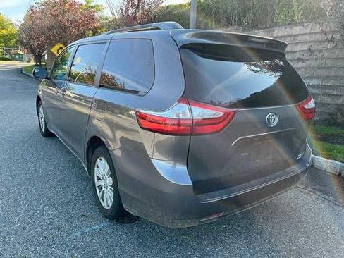 Used 2017 Toyota Sienna LE image 6