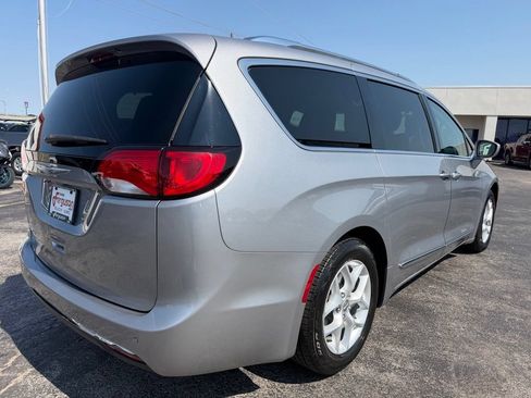 Used 2018 Chrysler Pacifica Touring-L w/ Tire & Wheel Group FWD image 6