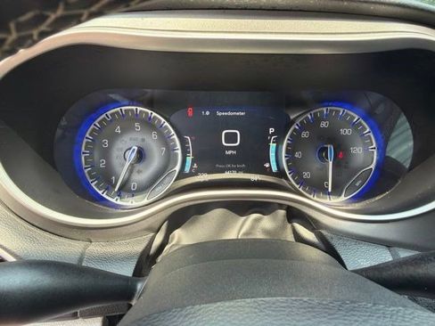 Used 2023 Chrysler Pacifica Touring-L FWD image 15