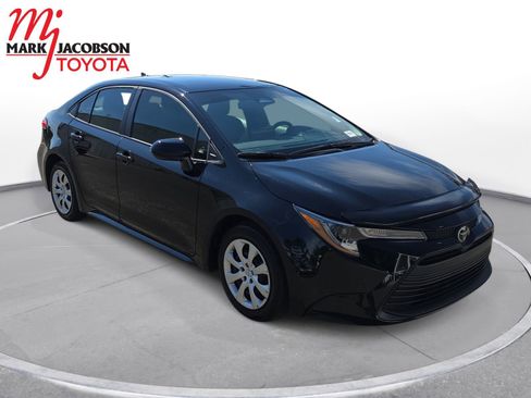 Used 2025 Toyota Corolla LE FWD image 3