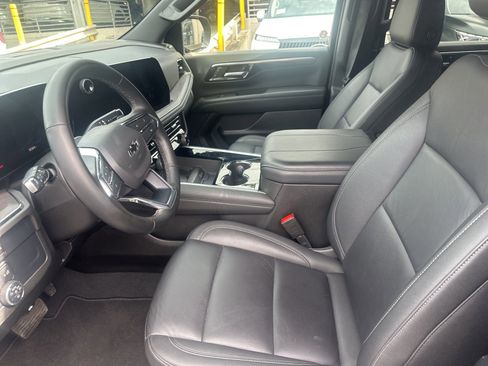 Used 2025 Chevrolet Suburban Z71 image 9