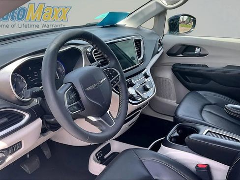 Used 2024 Chrysler Pacifica Touring-L FWD image 23