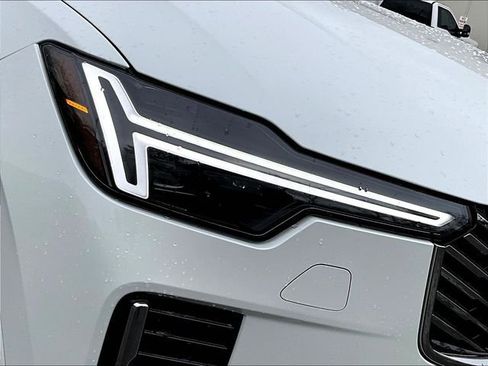 Used 2025 Volvo XC90 B6 Plus image 33