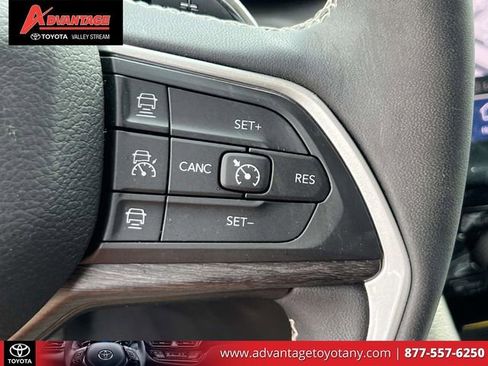 Used 2023 Jeep Grand Cherokee Limited w/ Black Appearance Package AWD/4WD image 25