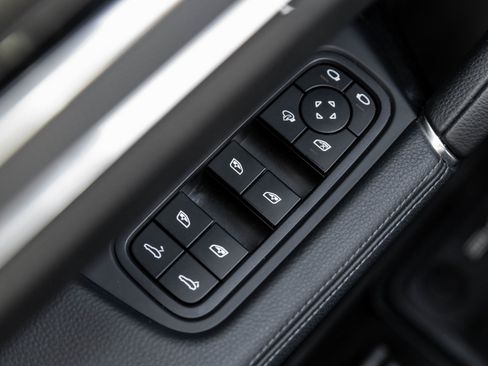 Used 2022 Porsche Cayenne Platinum Edition image 19