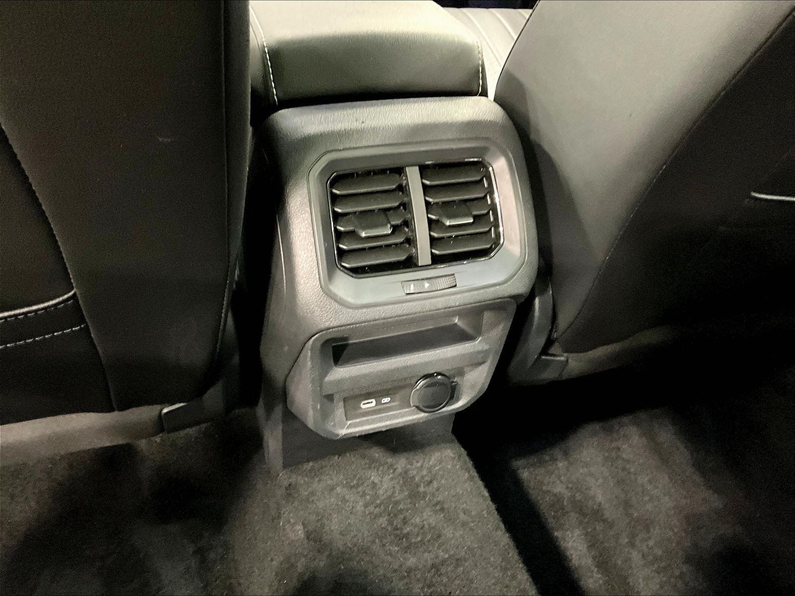 Used 2023 Volkswagen Tiguan SE w/ Panoramic Sunroof Package AWD/4WD image 10