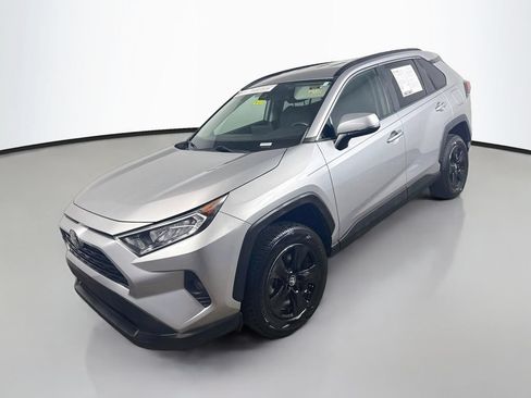 Used 2020 Toyota RAV4 XLE FWD image 3