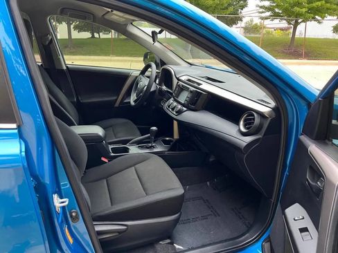 Used 2018 Toyota RAV4 LE image 19