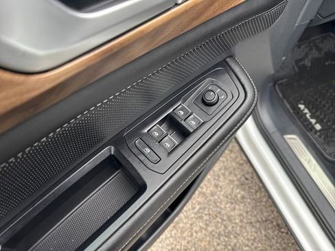 Used 2024 Volkswagen Atlas SE w/ Panoramic Sunroof Package image 12