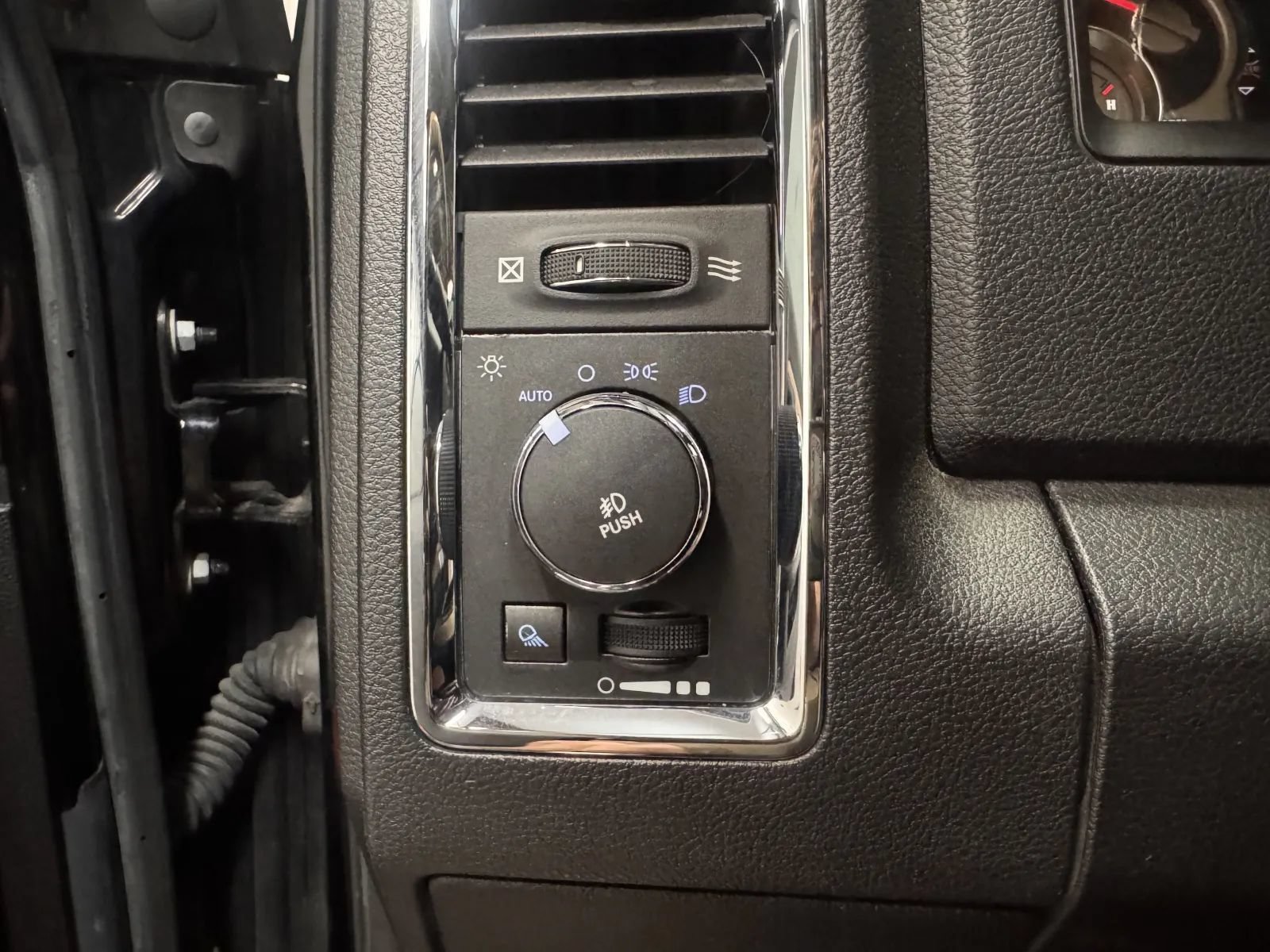 Used 2013 RAM 1500 Laramie Longhorn w/ Convenience Group AWD/4WD image 26