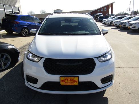 Used 2023 Chrysler Pacifica Touring-L w/ S Appearance Package image 13