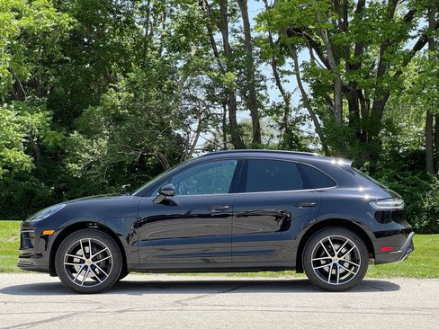 Certified 2025 Porsche Macan AWD/4WD image 2