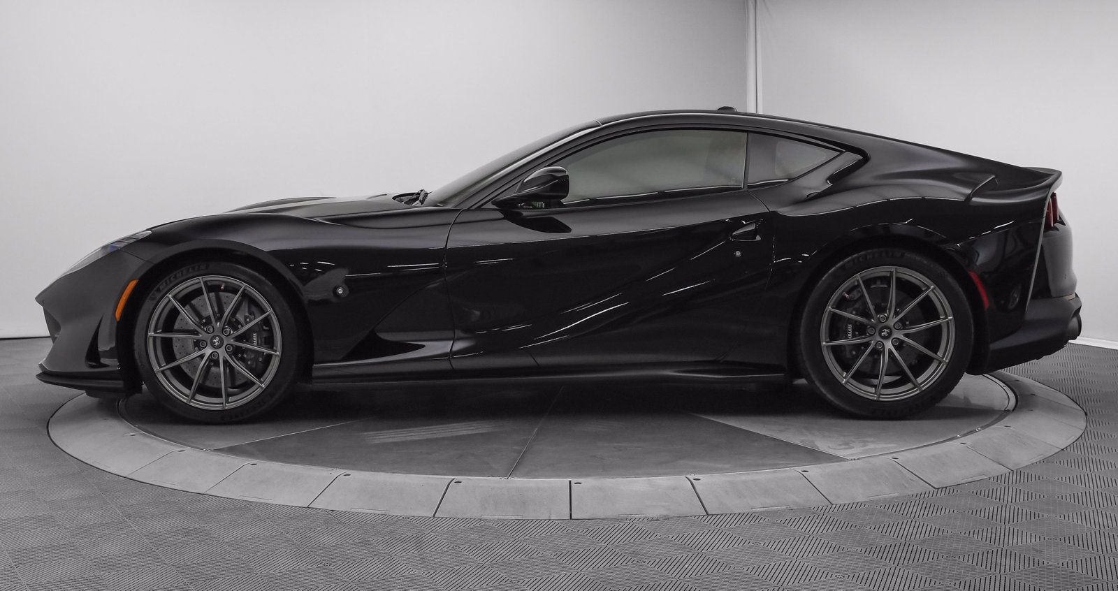 Used 2018 Ferrari 812 Superfast RWD image 4