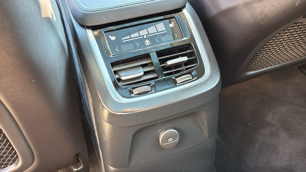 Certified 2025 Volvo XC90 T8 Plus AWD/4WD image 9