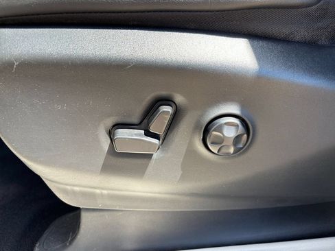 Used 2023 Chrysler Pacifica Touring-L FWD image 18