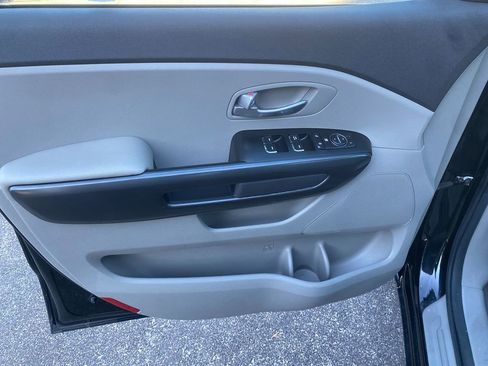 Used 2018 Kia Sedona L image 11