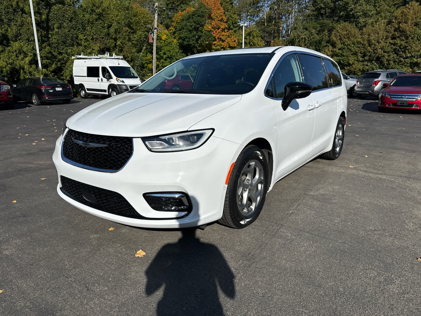 Used 2024 Chrysler Pacifica Limited w/ Uconnect Theater Family Group FWD image 7