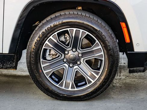 Certified 2024 Jeep Wagoneer Series II w/ Flexible Seating Group image 21