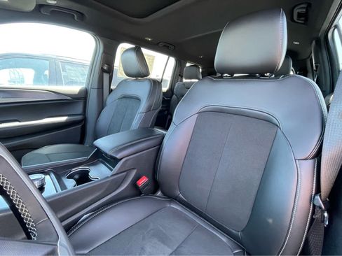 New 2025 Jeep Grand Cherokee L Altitude image 12