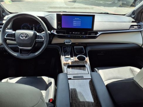 Used 2025 Toyota Sienna Limited AWD/4WD image 11