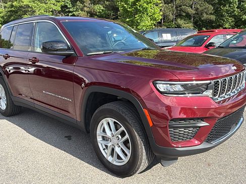 Used 2025 Jeep Grand Cherokee Laredo X w/ Luxury Tech Group I AWD/4WD image 5