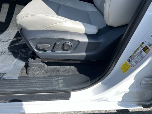 Used 2025 Toyota Tacoma Limited image 14