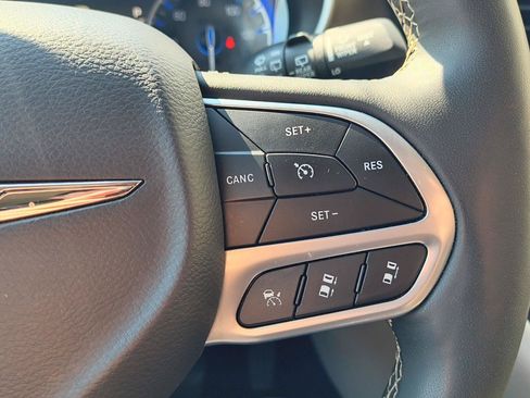 Used 2024 Chrysler Pacifica Touring-L FWD image 12