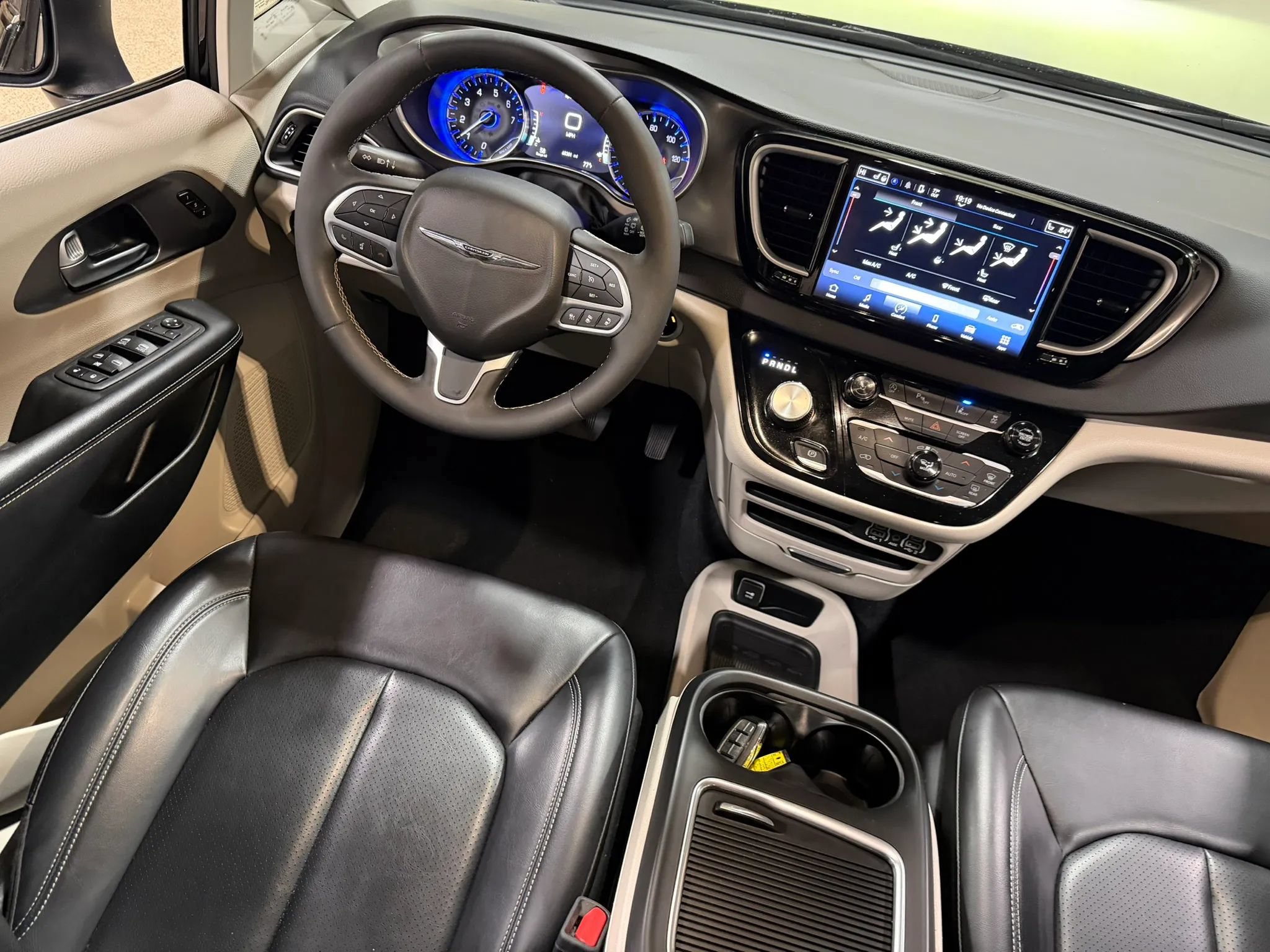 Used 2023 Chrysler Pacifica Touring-L FWD image 49