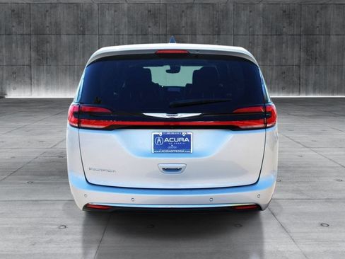 Used 2024 Chrysler Pacifica Touring-L FWD image 5