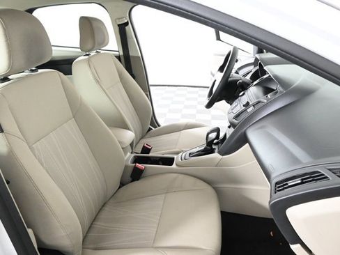 Used 2018 Ford Focus SE w/ SE Appearance Package image 10