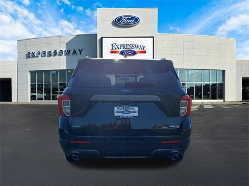 Used 2023 Ford Explorer XLT w/ Equipment Group 202A image 7