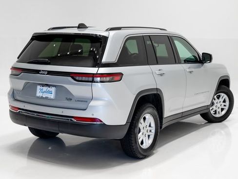 Used 2024 Jeep Grand Cherokee Laredo AWD/4WD image 36