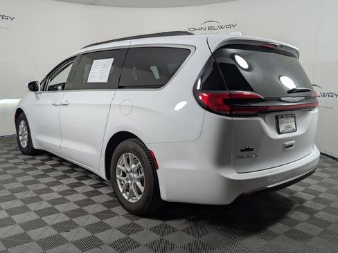 Used 2022 Chrysler Pacifica Touring-L image 6