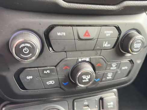 Used 2022 Jeep Renegade Latitude w/ Convenience Group AWD/4WD image 34