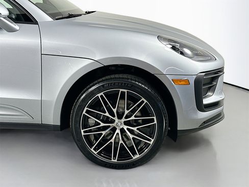 Certified 2025 Porsche Macan image 14