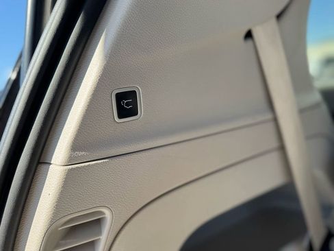 Used 2023 Chrysler Pacifica Touring-L image 10