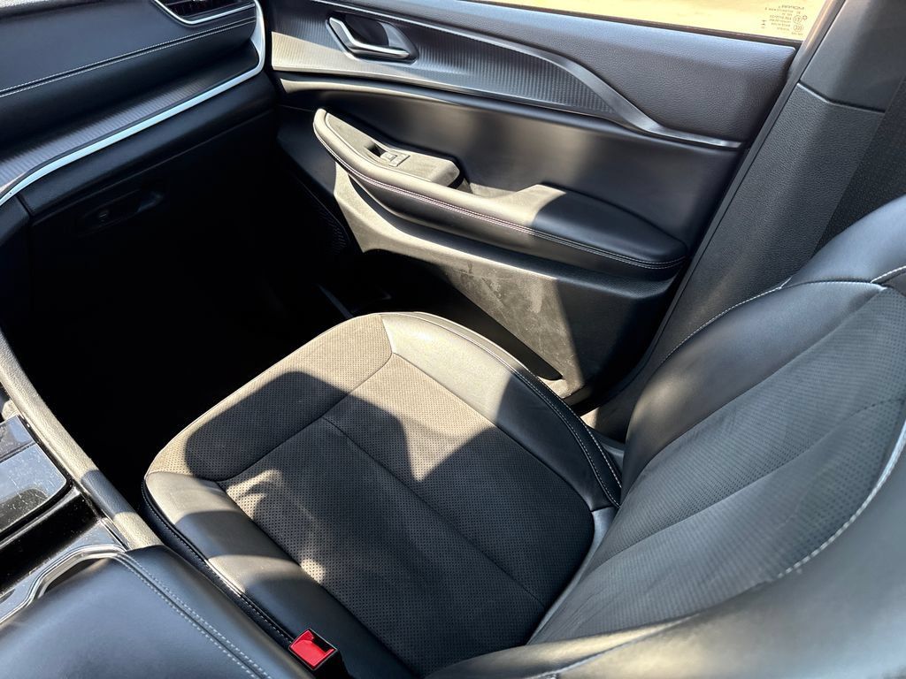 Used 2023 Jeep Grand Cherokee Altitude RWD image 15