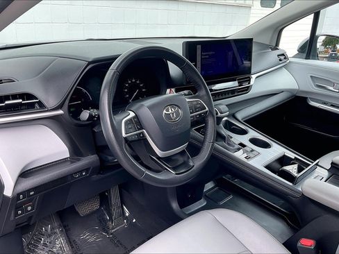 Used 2025 Toyota Sienna XLE FWD image 18