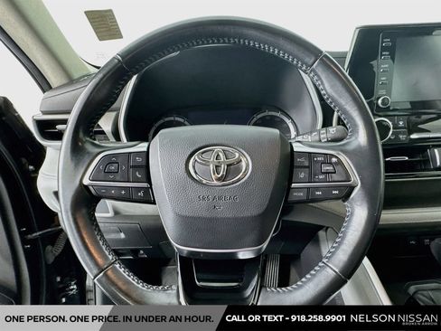 Used 2021 Toyota Highlander XLE FWD image 11