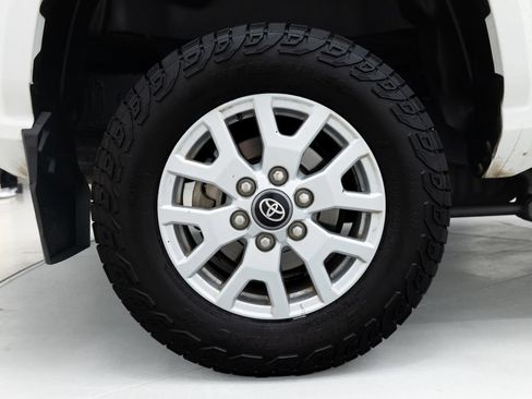 Used 2024 Toyota Tacoma SR5 AWD/4WD image 20